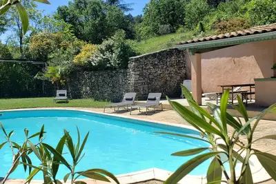 Ardèche Sud  \nGite Fleur d'Acacia 6 personnes\nPiscine 11m*5\nTerrain 4500m2