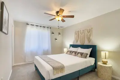 Image de Charming Getaway with Private Pool Near Shops, Dining and Entertainment!