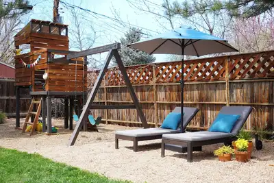 4br Olde Town ~ Firepit ~ Outdoor Heated Dining ~ Playset