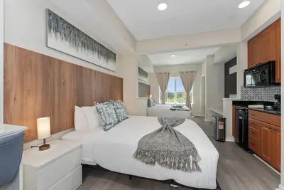 Image de King + Queen, Spacious Studio Near Universal