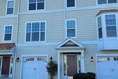 Image de Spacious 5-bedroom townhome with room for multi-family, centrally located