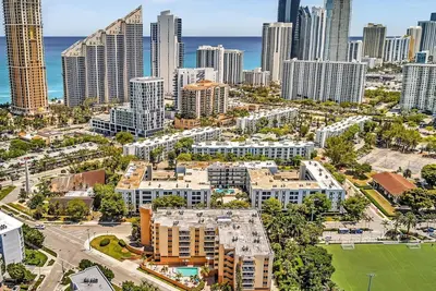 Image de Charming 1-Bedroom Escape in Sunny Isles - Walk to Beach + WiFi