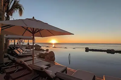 Image de Escape to Luxury: Exclusive 2 Bed 3Bath Resort Retreat on Cabo's Stunning Shores