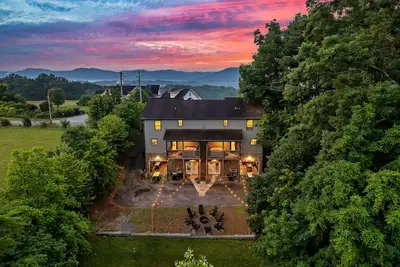 Image de Smoky Playhouse! 10 bedroom Townhome | Sleeps 28