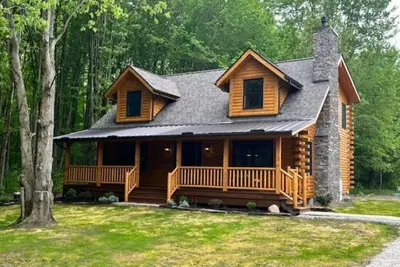 Cozy 3-Br cabin w/Hot Tub/Ac lovely Geneva. Minutes from Wineries, Spire & GoL