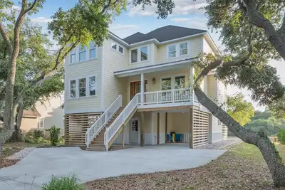 Image de 1064 - Sunset Cottage, a 6br, 5. 5ba lakefront retreat in Corolla's Soundside.