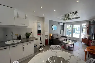 Image de Port-Fréjus, 400m des plages, studio cosy de 28m2, clim, terrasse, parking privatif, idéal pour 2 personnes