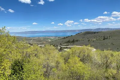Image de Craftsman family cabin 2-bedroom in tranquil Garden City with Bear Lake views.
