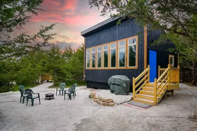 Image de Modern Cabin. Communal Sleeping - 2 Queen Beds + Full Trundle. Pet Friendly!