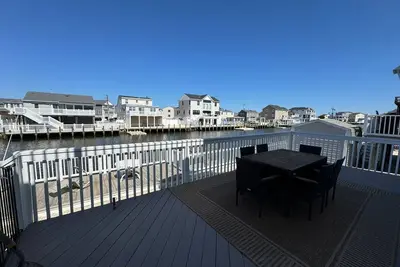 Image de Bay Front home located only 7 minutes away from Lbi, newly renovated family oasis