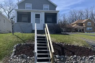 Image de This Quaint home overlooking Cayuga Lake is the perfect Finger Lakes Getaway!