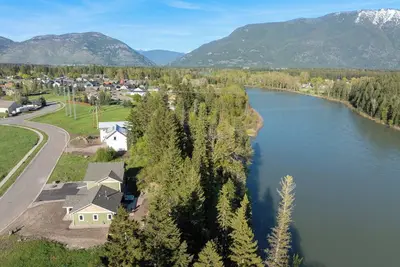 Image de New! Apartment on Flathead River with private balcony and yard