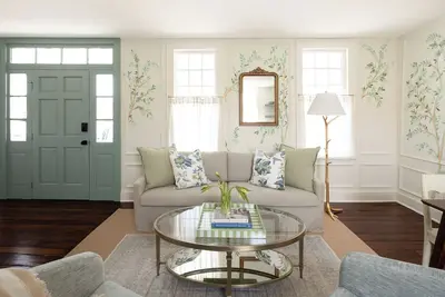 Image de West 66 C - Freshly Renovated Upstairs 2 Bedroom, One Block to King St.