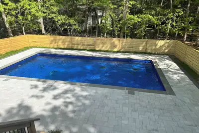 Image de Retro Modern 3-Bedroom House with Heated Pool, Large Deck, WiFi in East Hampton