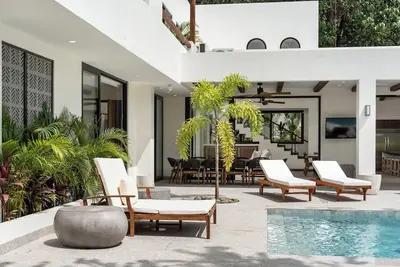 Image de Luxury 7-Suite Villa in Playa Grande Steps to Beach | Pool & Lounge | Free Surfboards & Bikes
