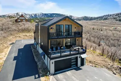 Image de New! Custom Modern Mountain Retreat, Hot Tub, Pickleball Court, 360deg Views, Sleeps 18