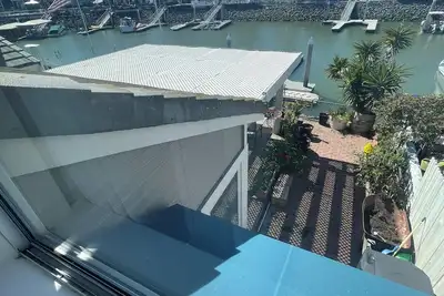 Image de oasis au bord de l'eau
