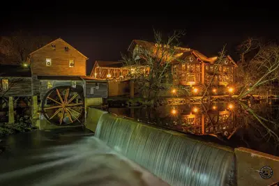 Image de Amazing Family Getaway! Pool/ HotTub/ FirePit/ Close to Downtown Pigeon Forge!