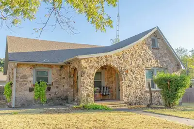 Image de Experience the charm of Saint Jo, Texas, in this cozy home designed for a peaceful escape