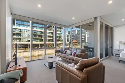 Image de Spacious Lakefront Apartment with Pool Access
