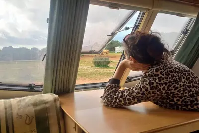 Une caravane anglaise très soignée pour 4 personnes avec toutes les commodités et vue sur les chevaux