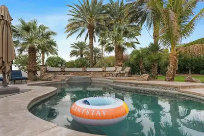 Image de 41 Palms Estate by AvantStay | Indoor Pickleball, Pool, Hot Tub, Outdoor Kitchen