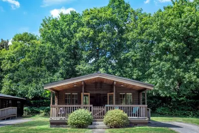 'Bullrush' luxury Log Cabin. 3. 5 acre lakeside setting in Pewsey Vale Wiltshire