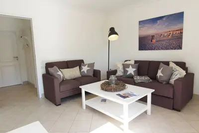 Image de Modern furnished upper and top floor apartment close to the beach