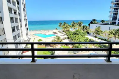 Image de Relax in Stylish 2br Hollywood Condo – WiFi, Parking, Beachfront Views Included!