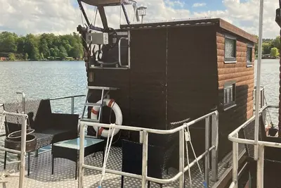 Image de Small houseboat ideal for fishing or experiencing nature!