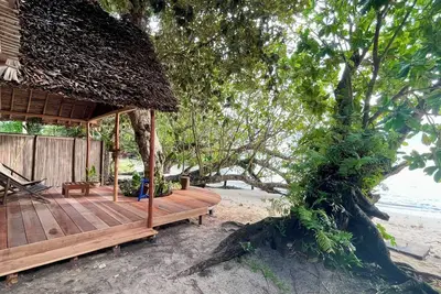 Bungalow malgache avec cuisine sur plage privée