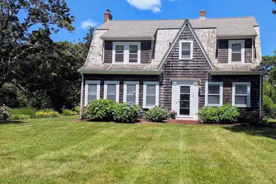 Image de Brand New Listing! 5bd Home--A/C, Sunroom, Patio, Access to Association Beach