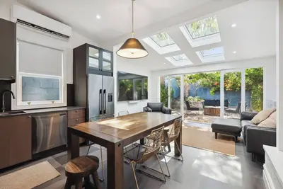 Image de Paton House, Beach 250m | Heritage Luxe w/ Fireplace and 86\" Tv