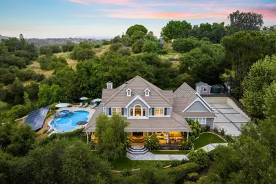 Image de Private Estate with Garden, Pool & Adu's