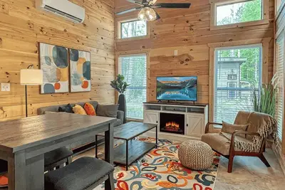 Hot Tub • Dog-Friendly • Free Dollywood Tckt • Perfect for 2 • Whispering Woods