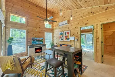 Hot Tub • Dog-Friendly • Free Dollywood Ticket • Perfect for 2 (Hiker's Nest)