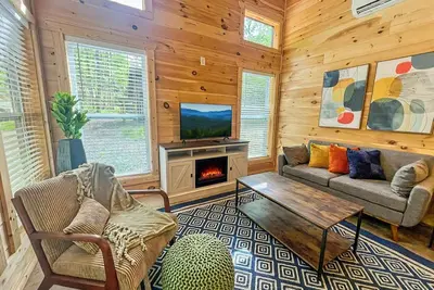 Hot Tub • Dog-Friendly • Free Dollywood Ticket • Perfect for 2 (Sunshine)