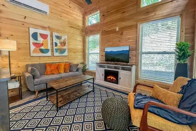 Hot Tub • Dog-Friendly • Free Dollywood Ticket • Perfect for 2 (Four Seasons)