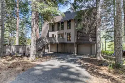 Image de Updated home with Great Views & Hot tub