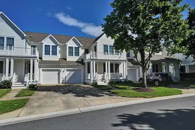 Image de Spacious & Comfortable 3br Townhome with Resort Amenities! Steps from Community Pool, Tennis Courts, Fitness Center, Shuttle to the Beach, Free Wifi, and more!