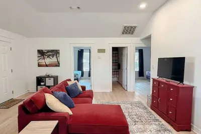 Image de 3 bedroom 2 bath Coastal Cottage with Community Pool