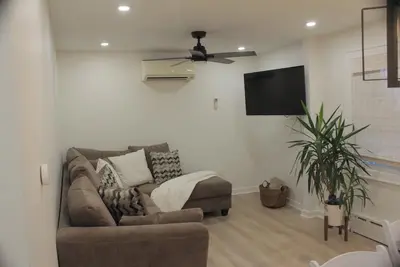 Image de Nyc NewRo Escape 3 Bdrm walk to train w/parking WiFi, Ac