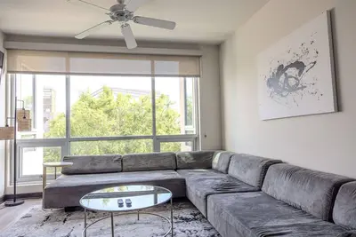 Image de Modern 2-Bed, 2-Bath Condo with Stunning Views in Prime West Hollywood