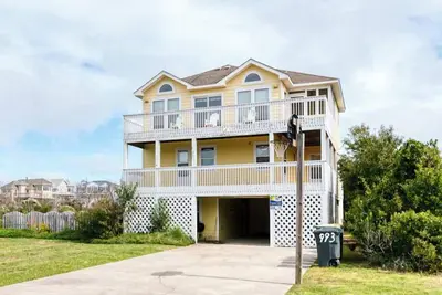 Newly-updated oceanside 7br home w/ pool & hot tub!