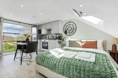 Image de Cozy studio flat, Sleep 3, 12  mins from wembley