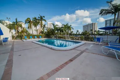 Image de Charming townhome in sunny Sunny Isles Beach, walk to beach, gated community