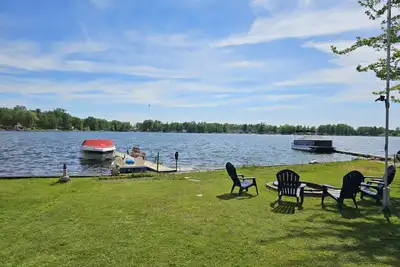 Image de Charming 3 Br Lakefront Cottage on N Dease Lake. 50' frontage -sandy swim area.