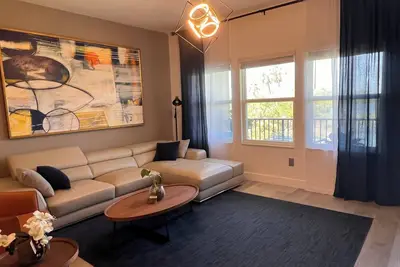 Image de Waterfront Modern Oasis - Spacious 4-bedroom townhome