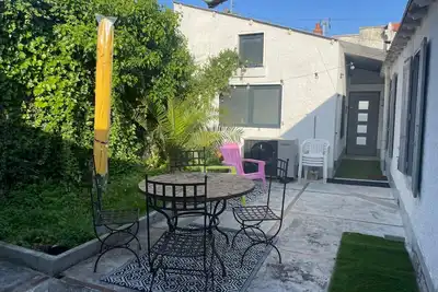 Image de Charmante Echoppe Rochelaise + studio à 15 mn de la plage historique & parcs.
