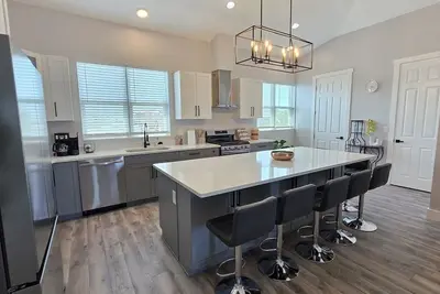 Image de Modern Coastal Escape With Pool Walk to Beach